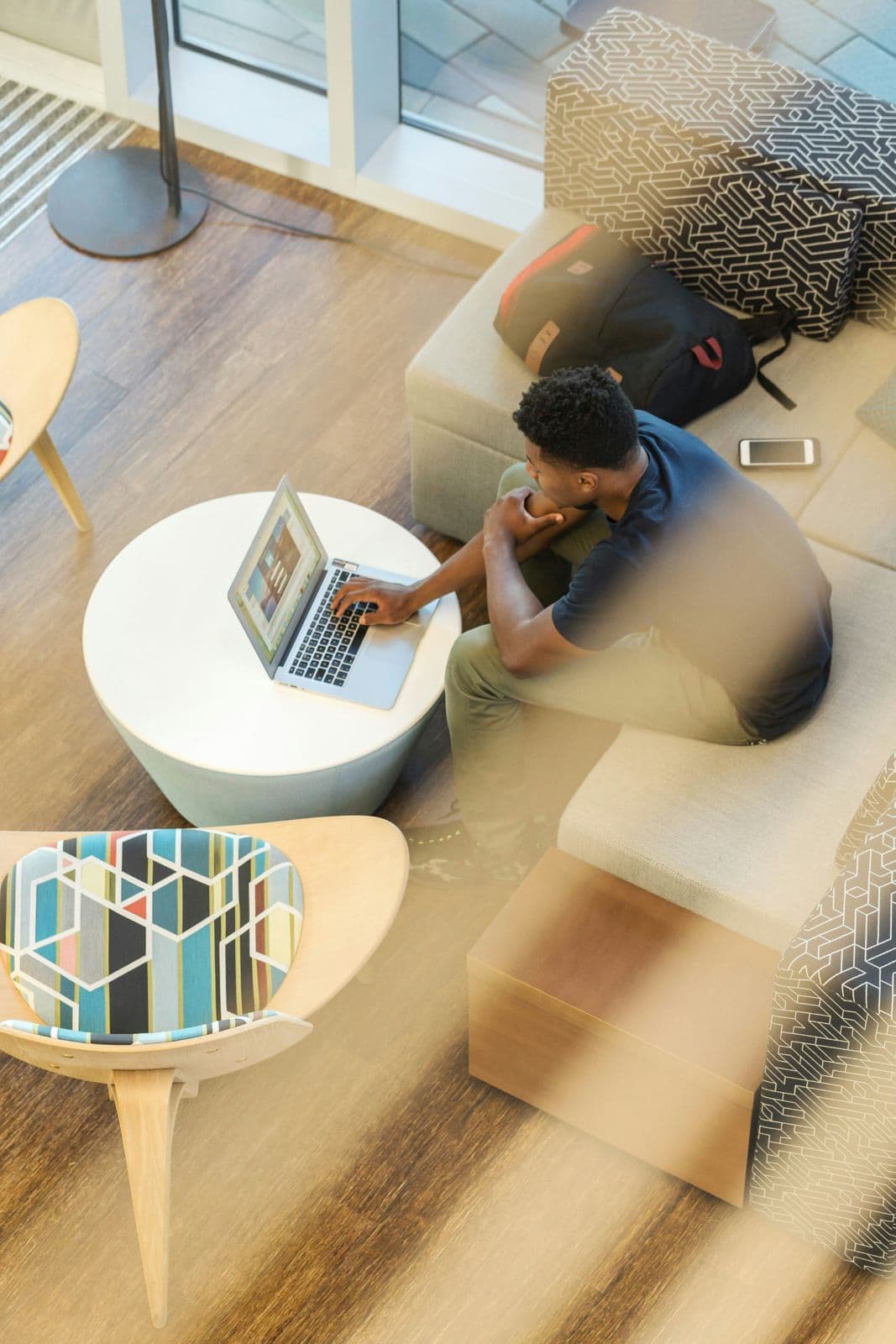 Étudiant en session de travail dans un espace coworking moderne