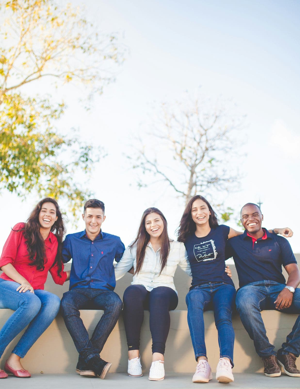 Groupe diversifié de jeunes étudiants souriants