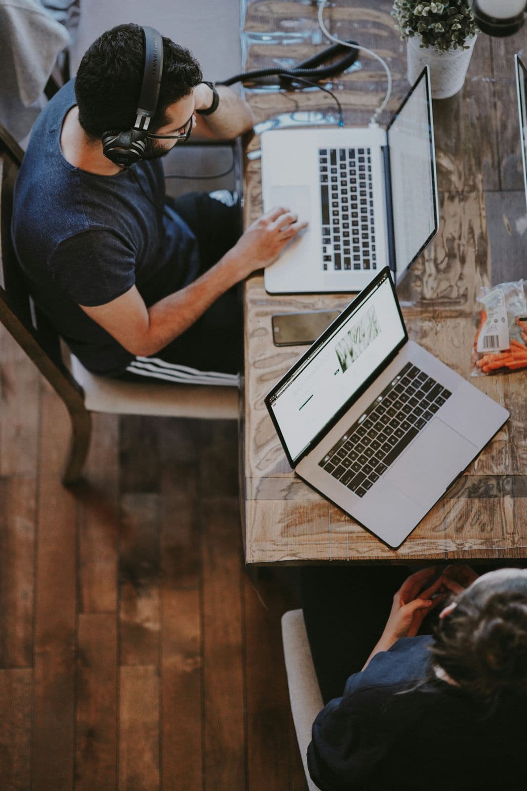 Travail sur ordinateur portable, vue plongeante